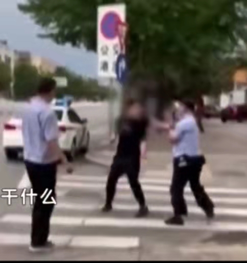 北京一男子因压力大，为泄愤拿路边垃圾桶撒气，不顾路人劝阻还拳打民警，已刑拘休闲区蓝鸢梦想 - Www.slyday.coM