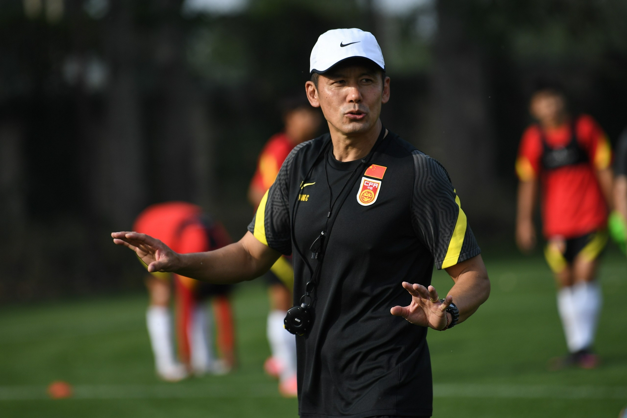 杨晨指导球员训练。
