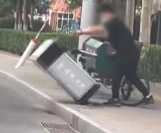 北京一男子因压力大，为泄愤拿路边垃圾桶撒气，不顾路人劝阻还拳打民警，已刑拘休闲区蓝鸢梦想 - Www.slyday.coM