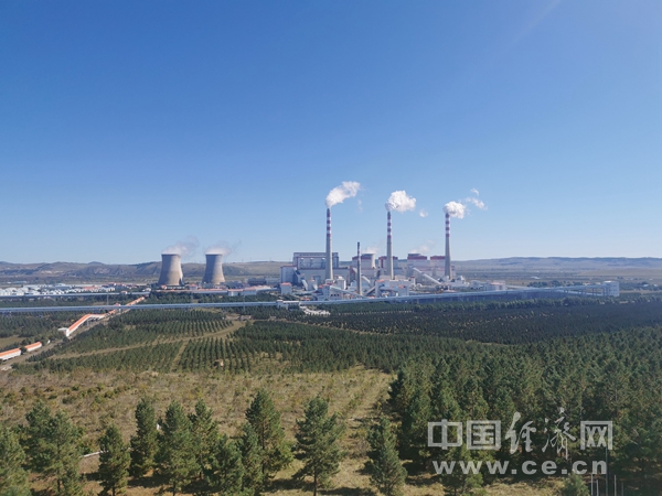 站在伊敏河镇最高点753高地,华能伊敏煤电有限责任公司尽收眼底.