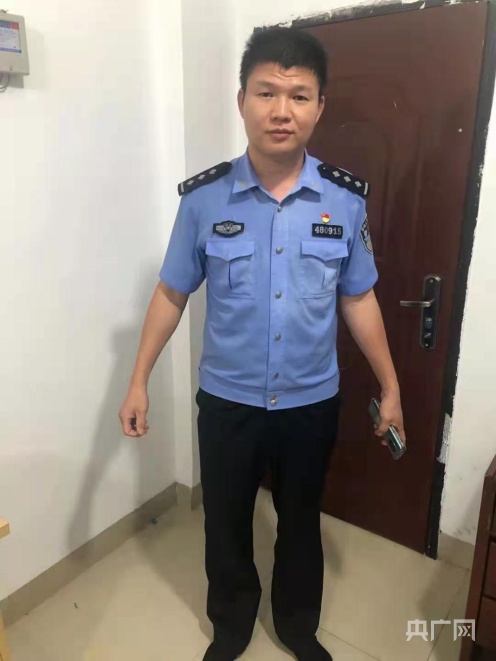 参与现场救援的南安市公安局洪濑派出所值班民警(央广网发 南安市公安