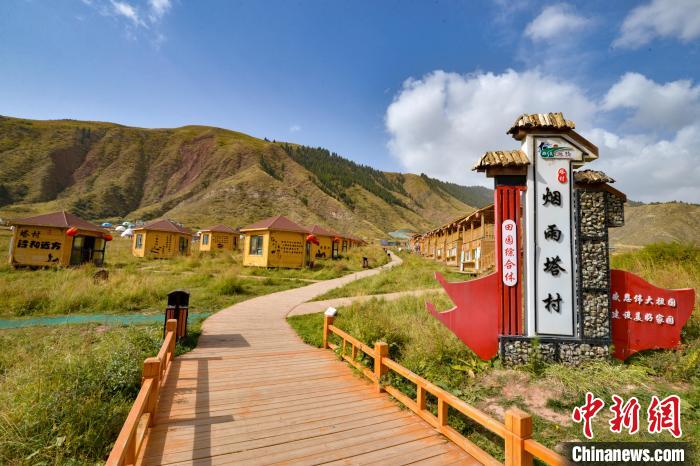 中新网阿克苏9月27日电 题:新疆塔村的蜕变:从落后贫困村到网红旅游点