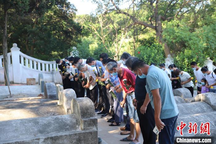 向烈士墓鞠躬。　漳州市退役军人事务局供图