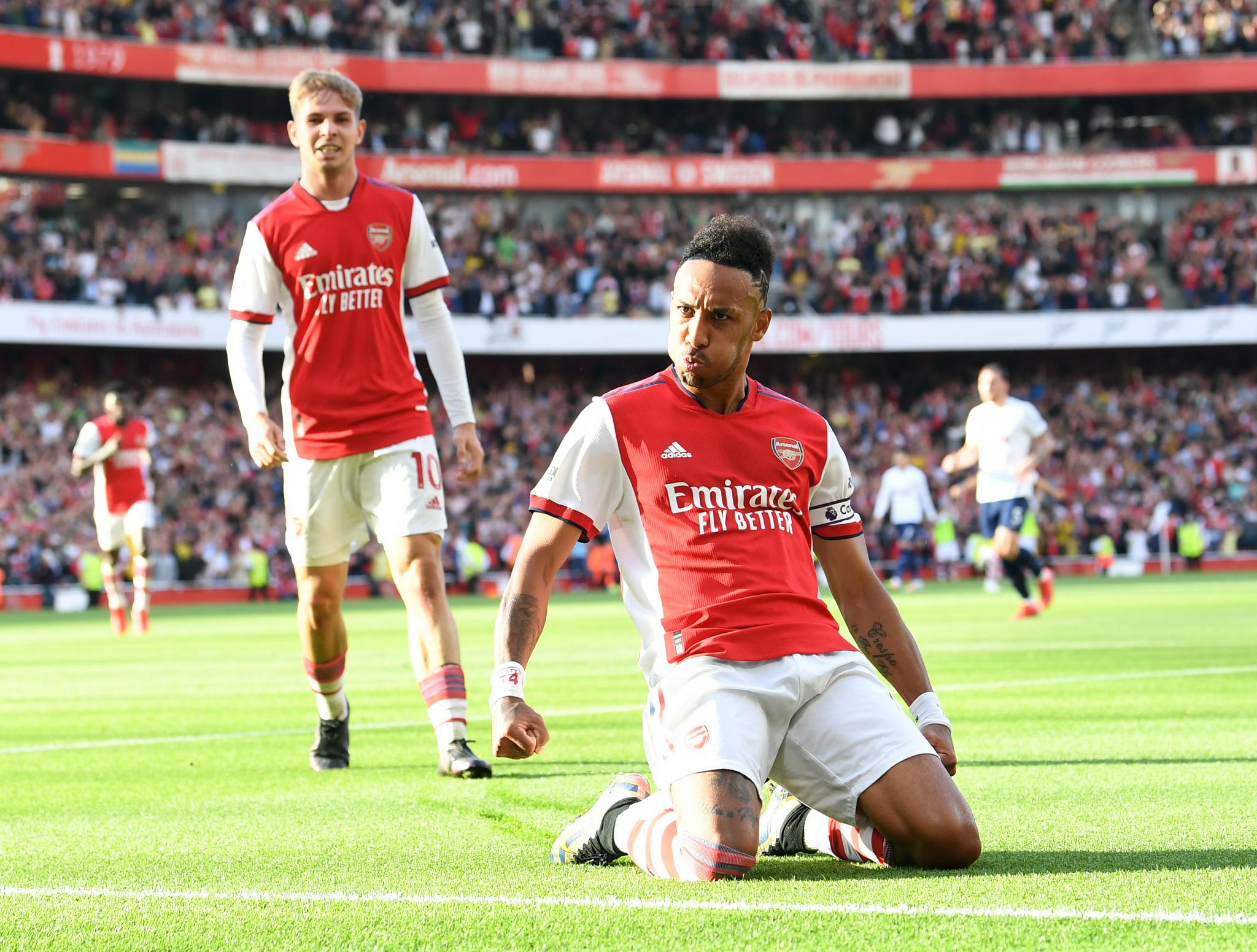 奥巴梅杨模仿亨利,滑跪庆祝.