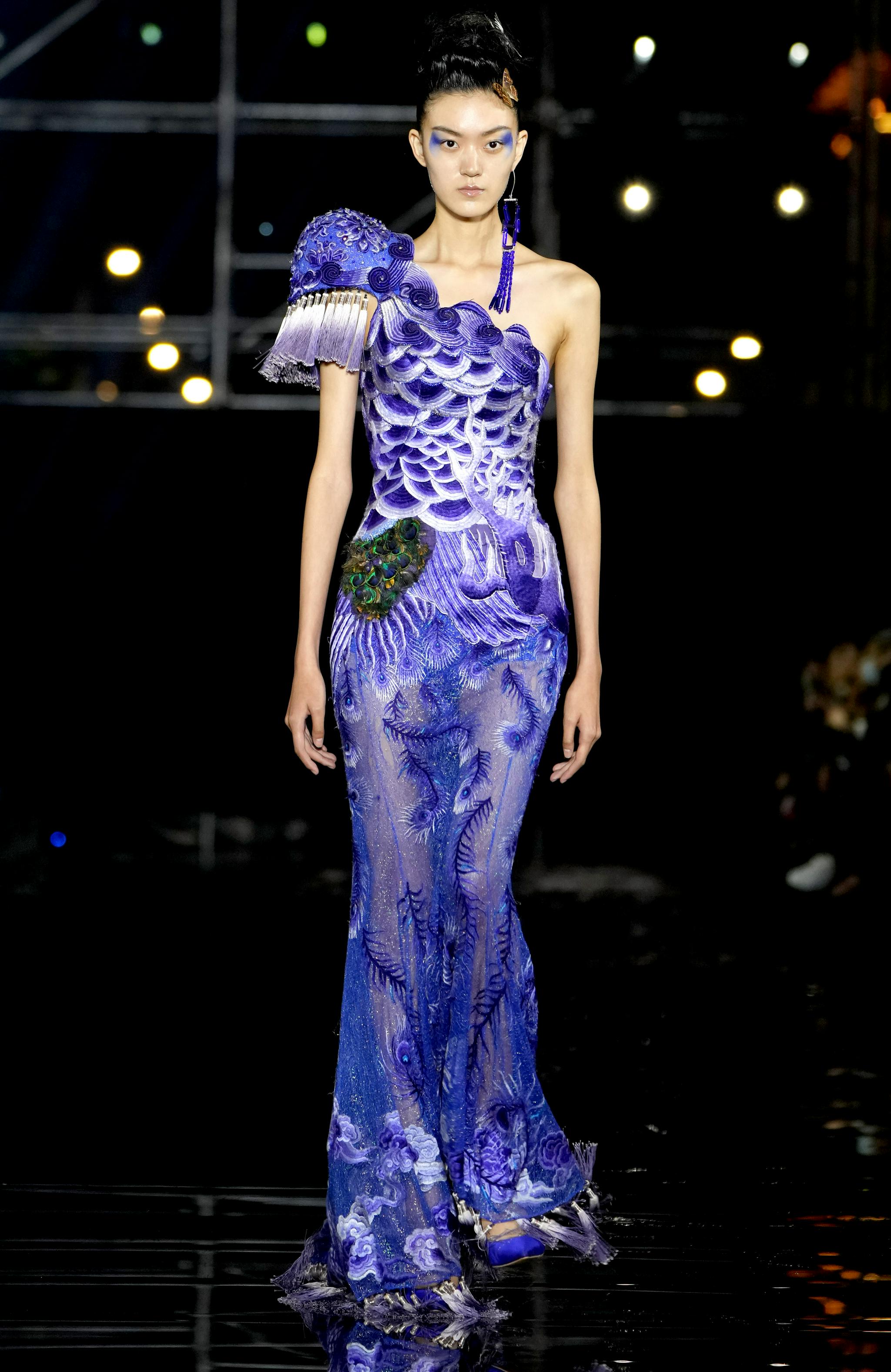 9月26日,模特在北京时装周闭幕大秀上展示劳伦斯·许设计的时装.