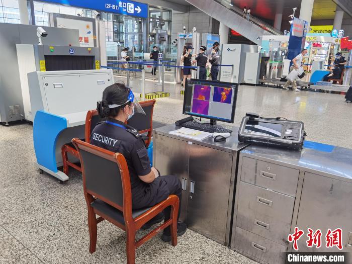 安检人员检查旅客携带行李。徐欣瑜 摄