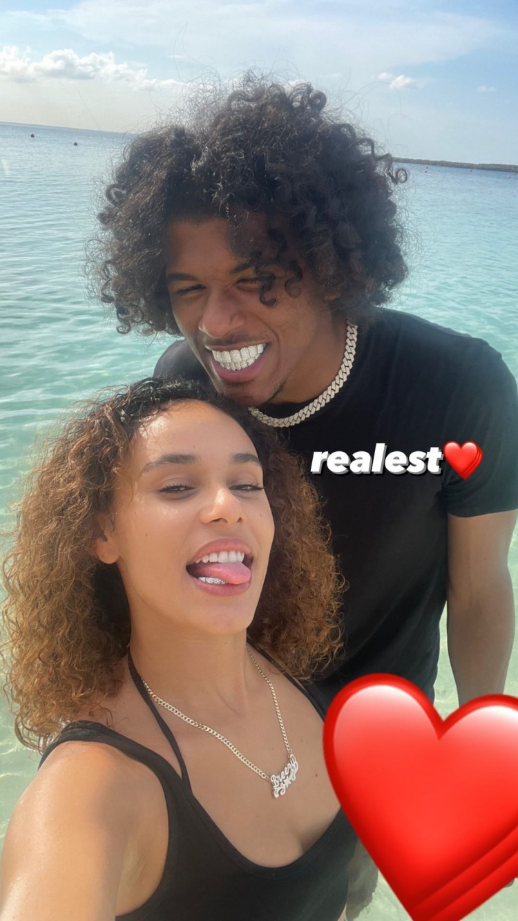 甜蜜暴击!杰伦-格林晒与女友恩爱合照:最真实的我们