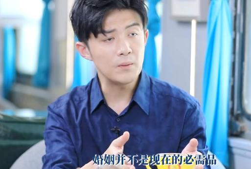 李泽锋老婆罕见曝光肤白貌美有气质夫妻俩在街头甜蜜拥抱