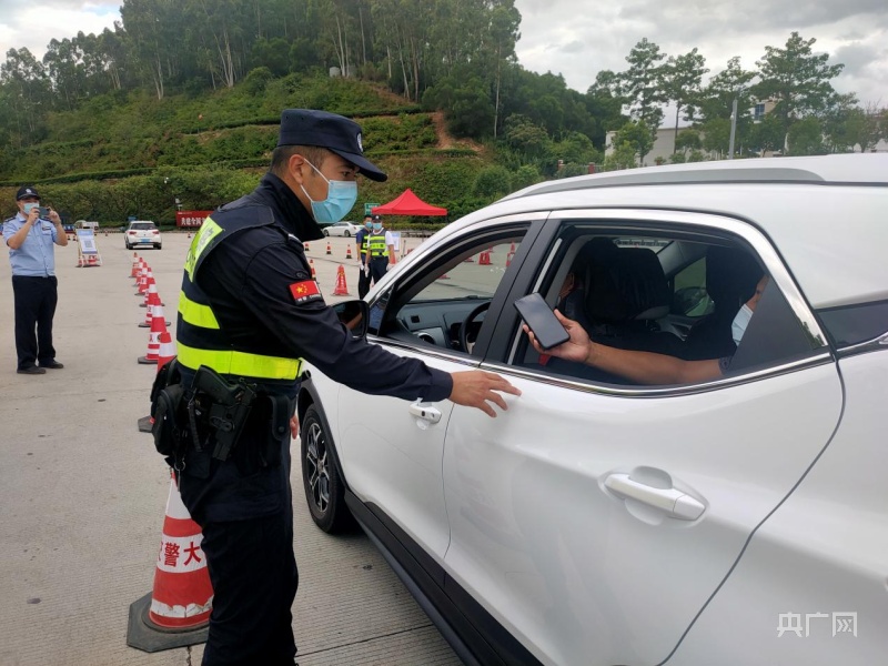 特警在高速路口设卡点执勤(央广网发 泉州市公安局泉港分局供图)