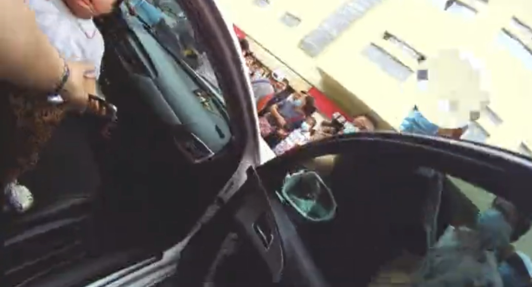 危险！北京1岁女童玩车钥匙被反锁车内，幸亏民警来了休闲区蓝鸢梦想 - Www.slyday.coM