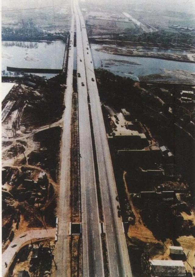 1990年8月20日中国第一条高速公路沈大高速建成开放通车