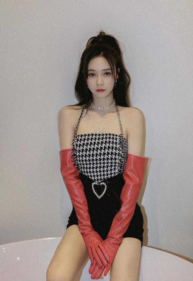 穿红色抹胸裙秀身材,别说,还挺时尚的|沈梦辰|抹胸裙|时尚_新浪新闻