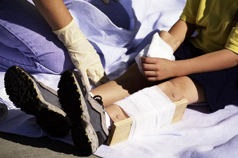 假期去游乐场玩耍小心孩子发生骨折