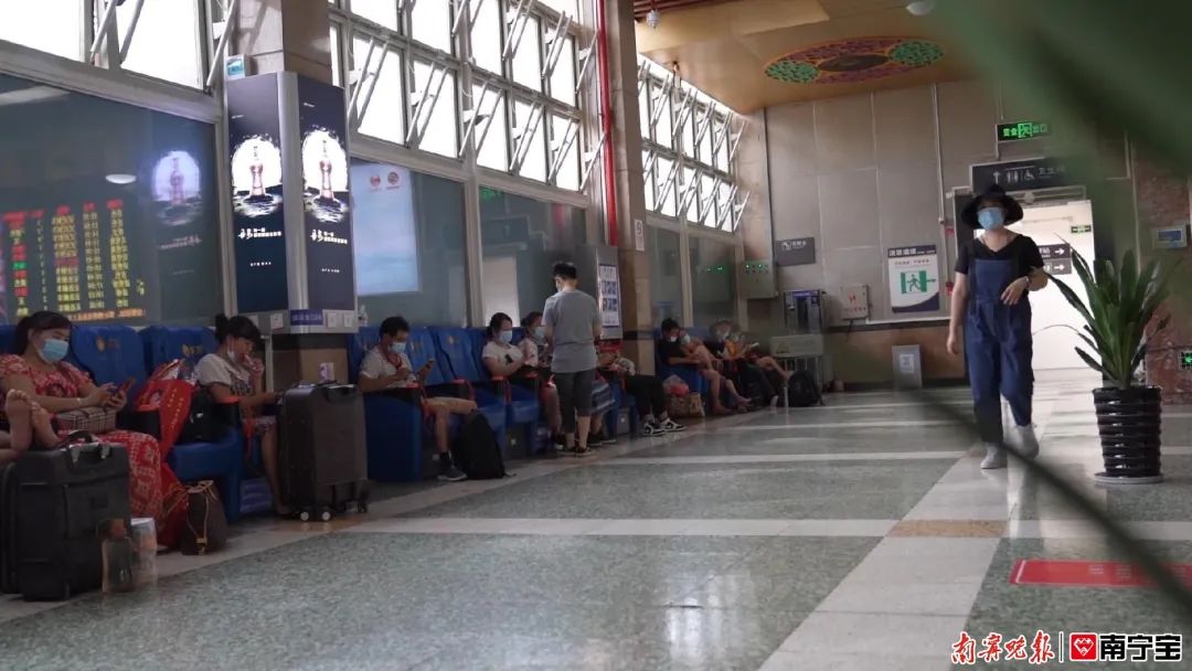 花6元买票进站混一天！两女子在南宁火车站候车室讨“爱心捐款”被行拘休闲区蓝鸢梦想 - Www.slyday.coM