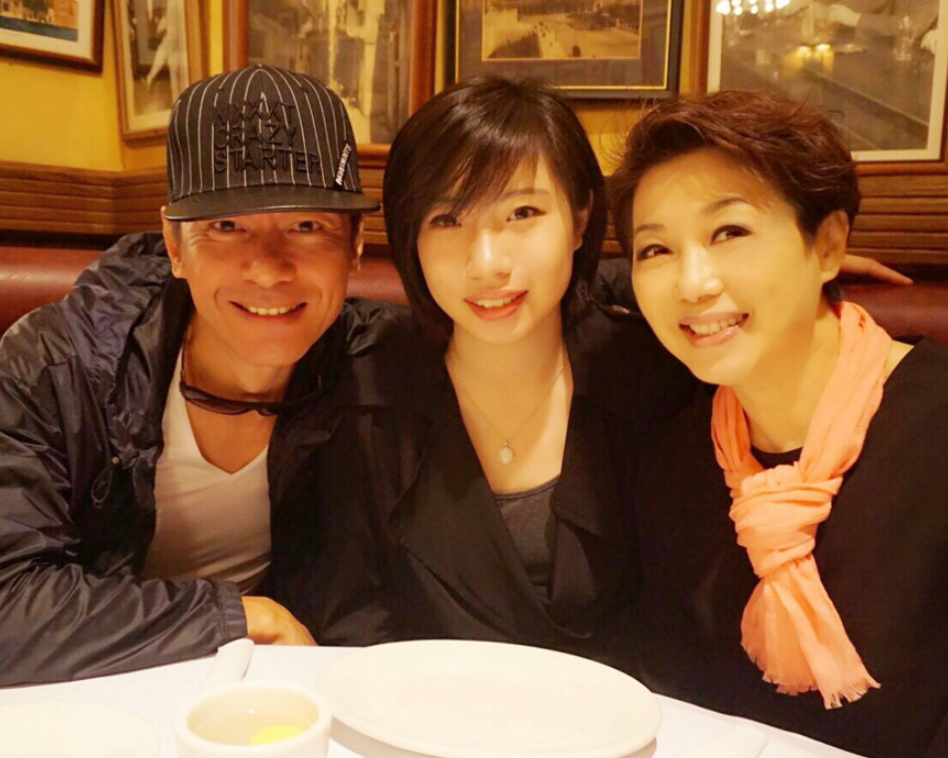 58岁江华身材消瘦皱纹明显比大8岁妻子还显老拒绝回娱乐圈