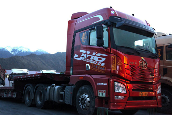 在接受《卡车之友网》记者访问时,硕哥说,"从格尔木开货车走109青藏线