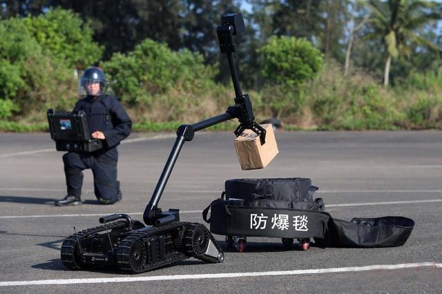 危险的拆弹专家的工作,其年薪有多少呢?