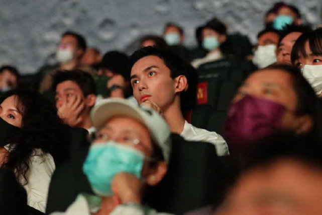 黄轩吴磊等现身“我和我的父辈”点映,导演沈腾发文回应P图质疑休闲区蓝鸢梦想 - Www.slyday.coM 黄轩吴磊等现身“我和我的父辈”点映,导演沈腾发文回应P图质疑休闲区蓝鸢梦想 - Www.slyday.coM