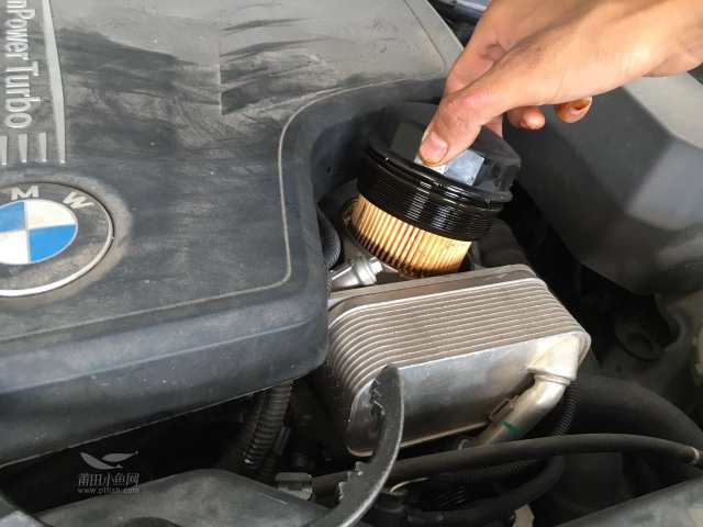 更换机油滤芯时候到底用不用将新滤芯注满机油