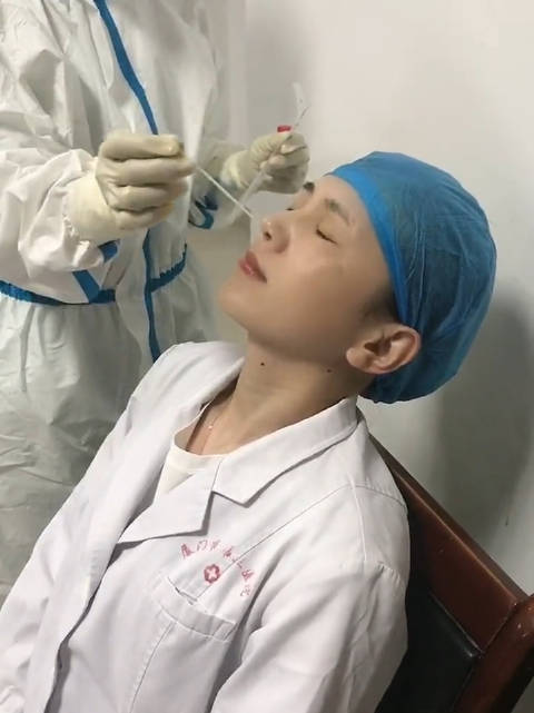 医务人员这样捅鼻子做核酸,我隔着屏幕浑身都跟着颤抖 好辛苦啊