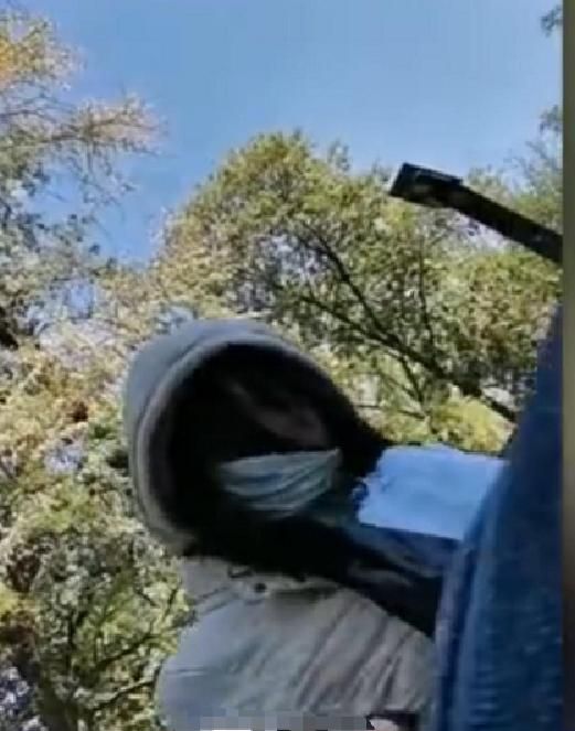 塞尔维亚失联女子与父亲相见,披头散发衣衫褴褛,下肢抖动频繁!休闲区蓝鸢梦想 - Www.slyday.coM