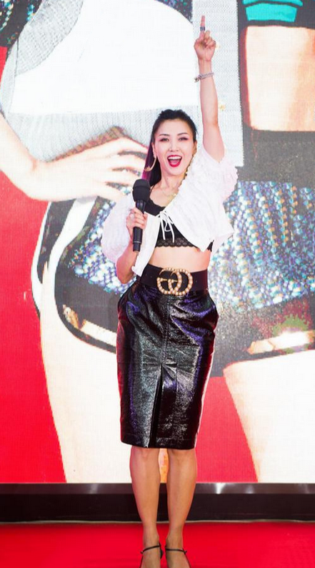 王蓉穿衣风格挺大胆蓬蓬袖上衣配皮裙沙漏身材好撩人