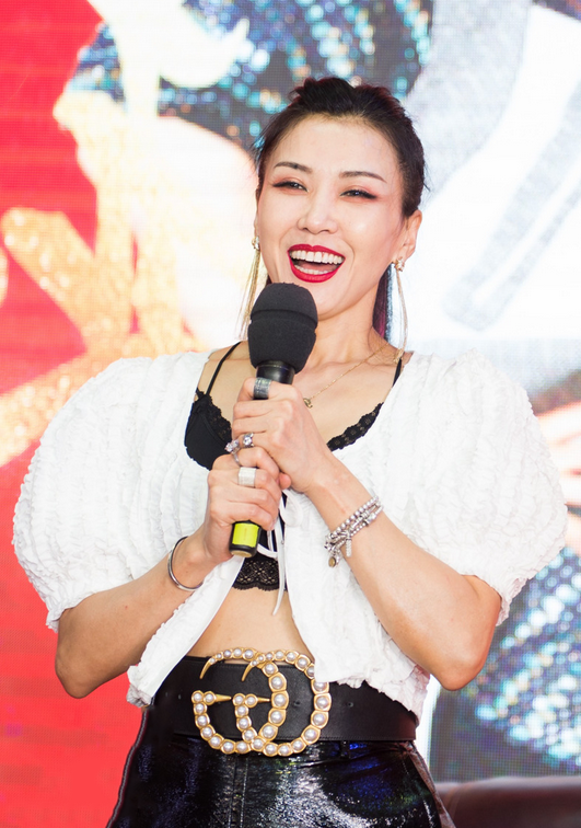 王蓉穿衣风格挺大胆蓬蓬袖上衣配皮裙沙漏身材好撩人