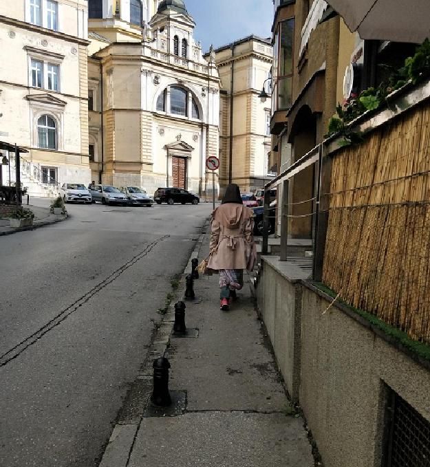 塞尔维亚失联女子与父亲相见,披头散发衣衫褴褛,下肢抖动频繁!休闲区蓝鸢梦想 - Www.slyday.coM