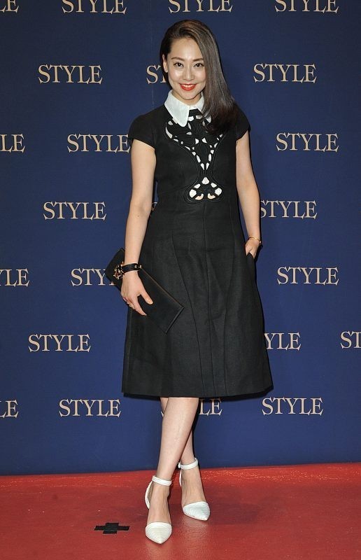 张茜身材可真不错,怪不得和张卫健的感情这么好,选的裙子很优雅