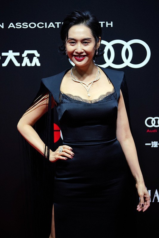 朱茵脸上虽然有点皱纹但还是很自然的穿低调黑色服装也不老