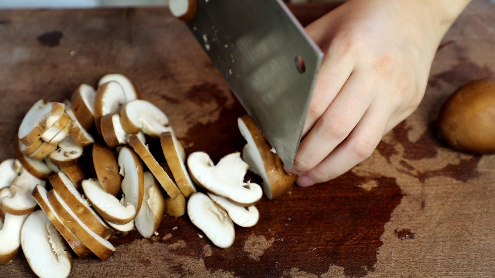 为什么你做的香菇油菜不好吃？大厨教你正确方法，上桌一根都不剩休闲区蓝鸢梦想 - Www.slyday.coM