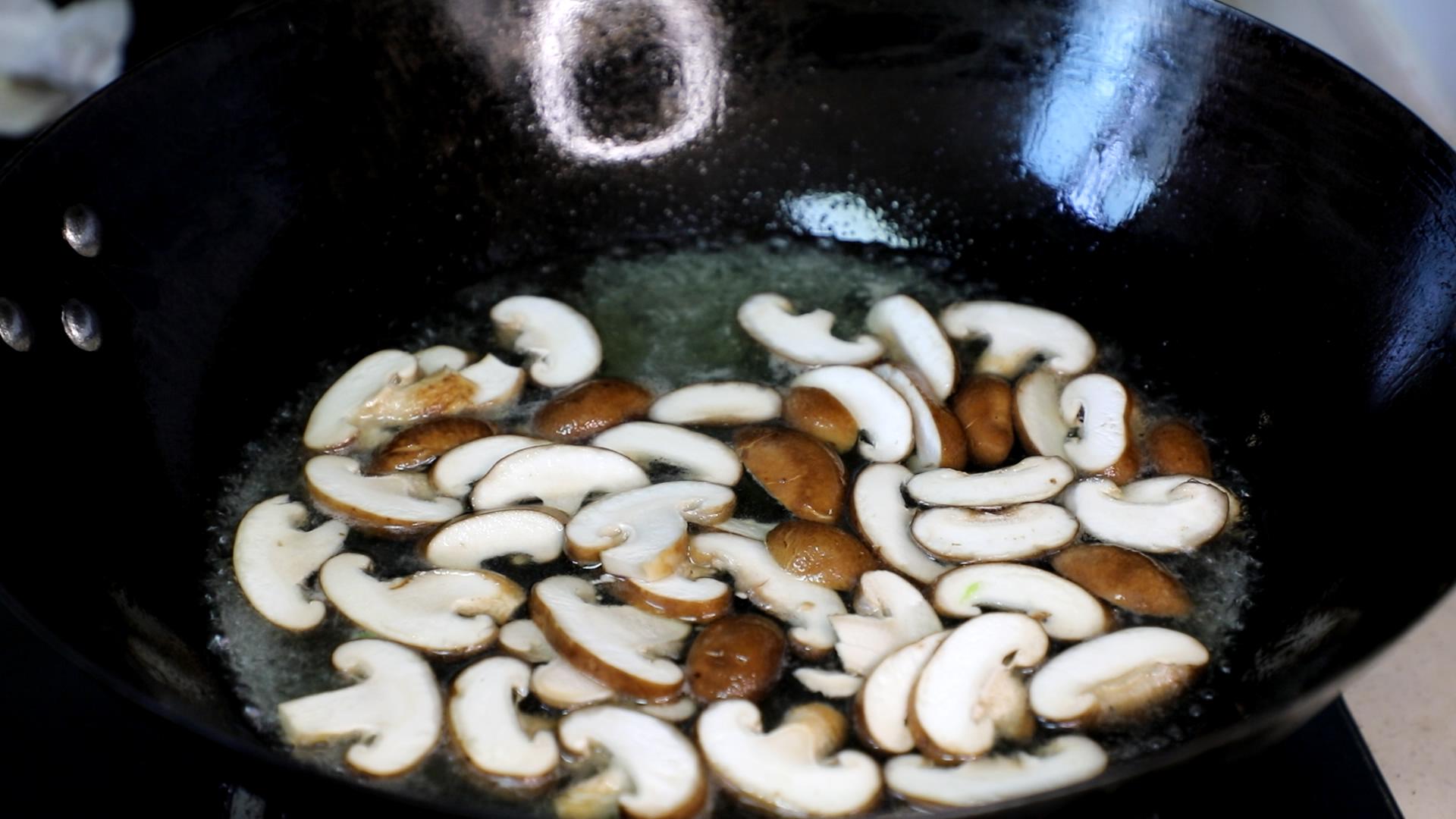 为什么你做的香菇油菜不好吃？大厨教你正确方法，上桌一根都不剩休闲区蓝鸢梦想 - Www.slyday.coM