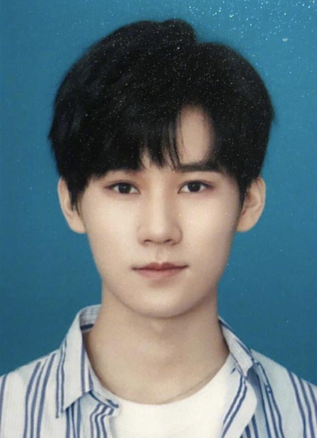 张真源中戏军训照曝光穿迷彩服一身正气与同学相处融洽