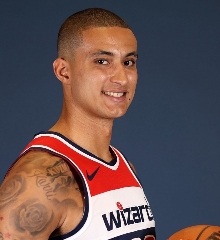 库兹马示好詹姆斯,示好戴维斯,也多次感恩湖人让他收获总冠军戒指让