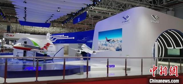 中国商飞C919移动数字飞机展示平台首次亮相珠海航展。 管超 摄