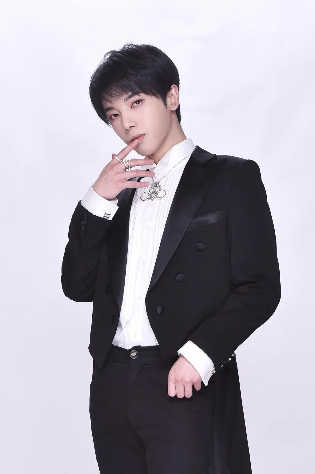 a股明星众生相:杨紫半年创收2039万,华晨宇能否续约成天娱传媒隐忧点