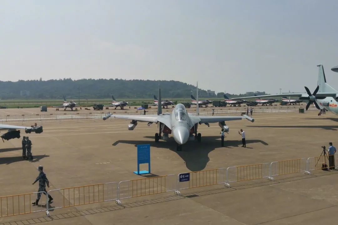 歼-16d"猎鹰"开启无人机作战新模式本届中国航展集中展示了多型国产