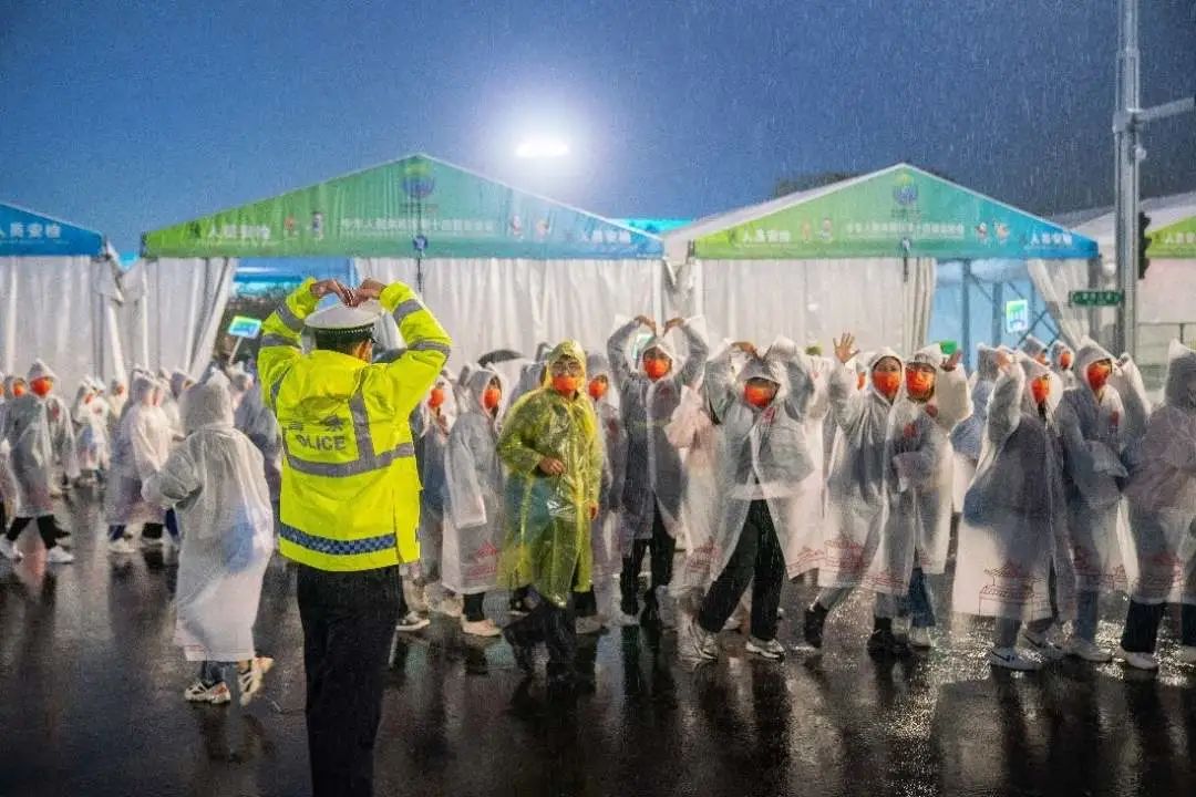 全运会闭幕式后，出现大型“抱警”现场！休闲区蓝鸢梦想 - Www.slyday.coM