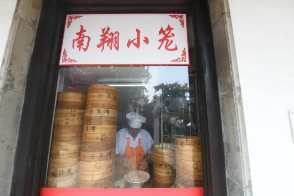 引入老字号品牌,精品民宿等业态,让古镇真正像南翔小笼那样"有馅有汤