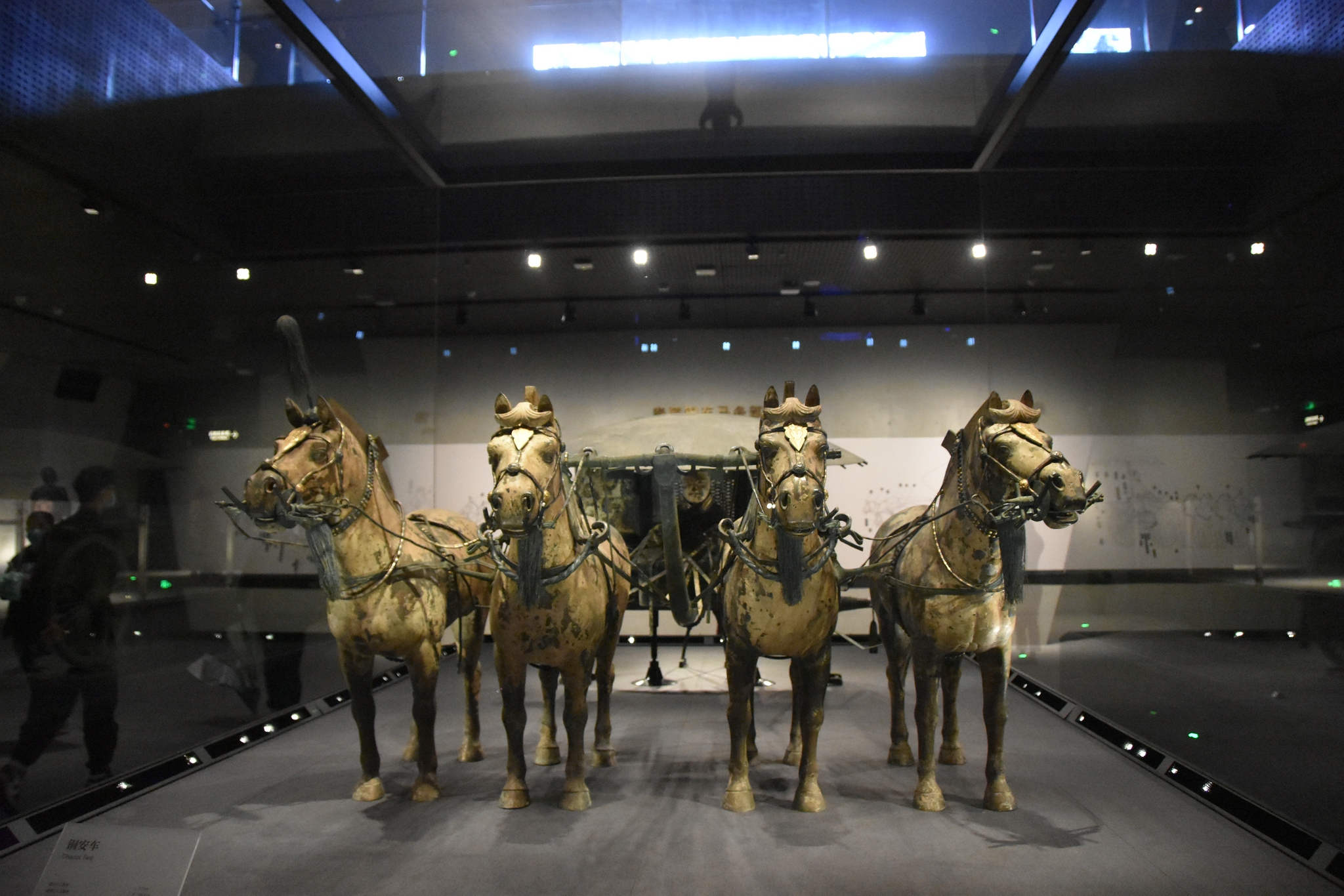 这是展陈于秦陵铜车马博物馆的铜车马.