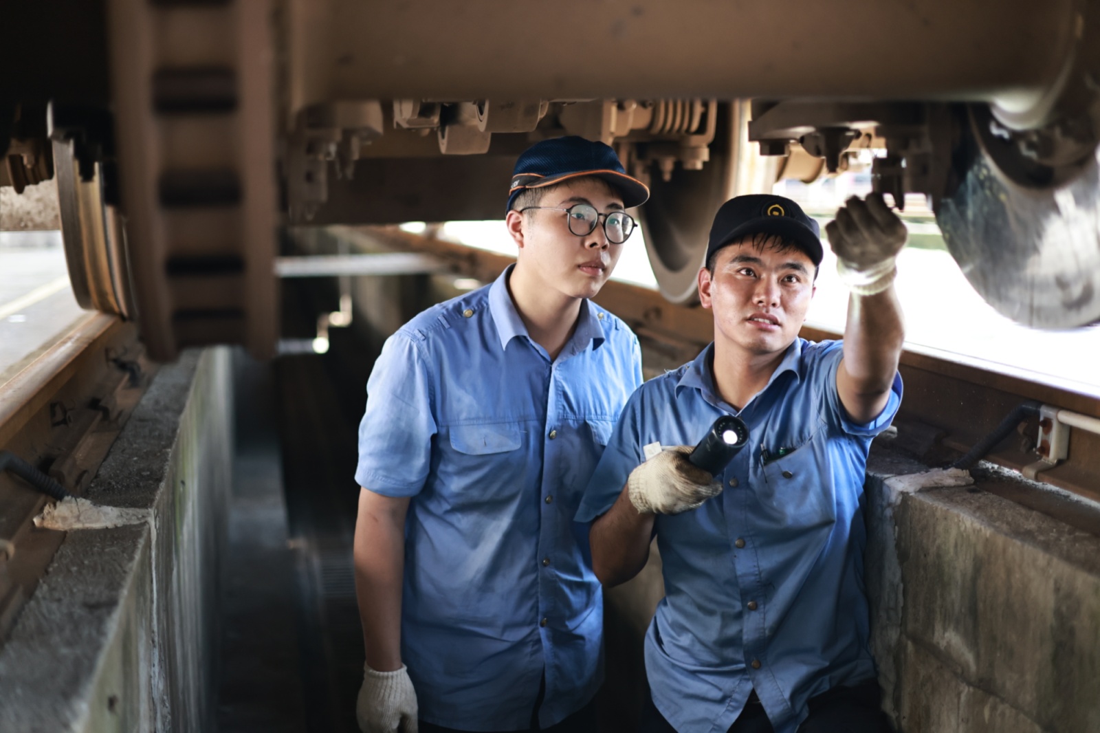动车检修(央广网发 中国铁路供图)针对疫情防控常态化要求,该车间组织
