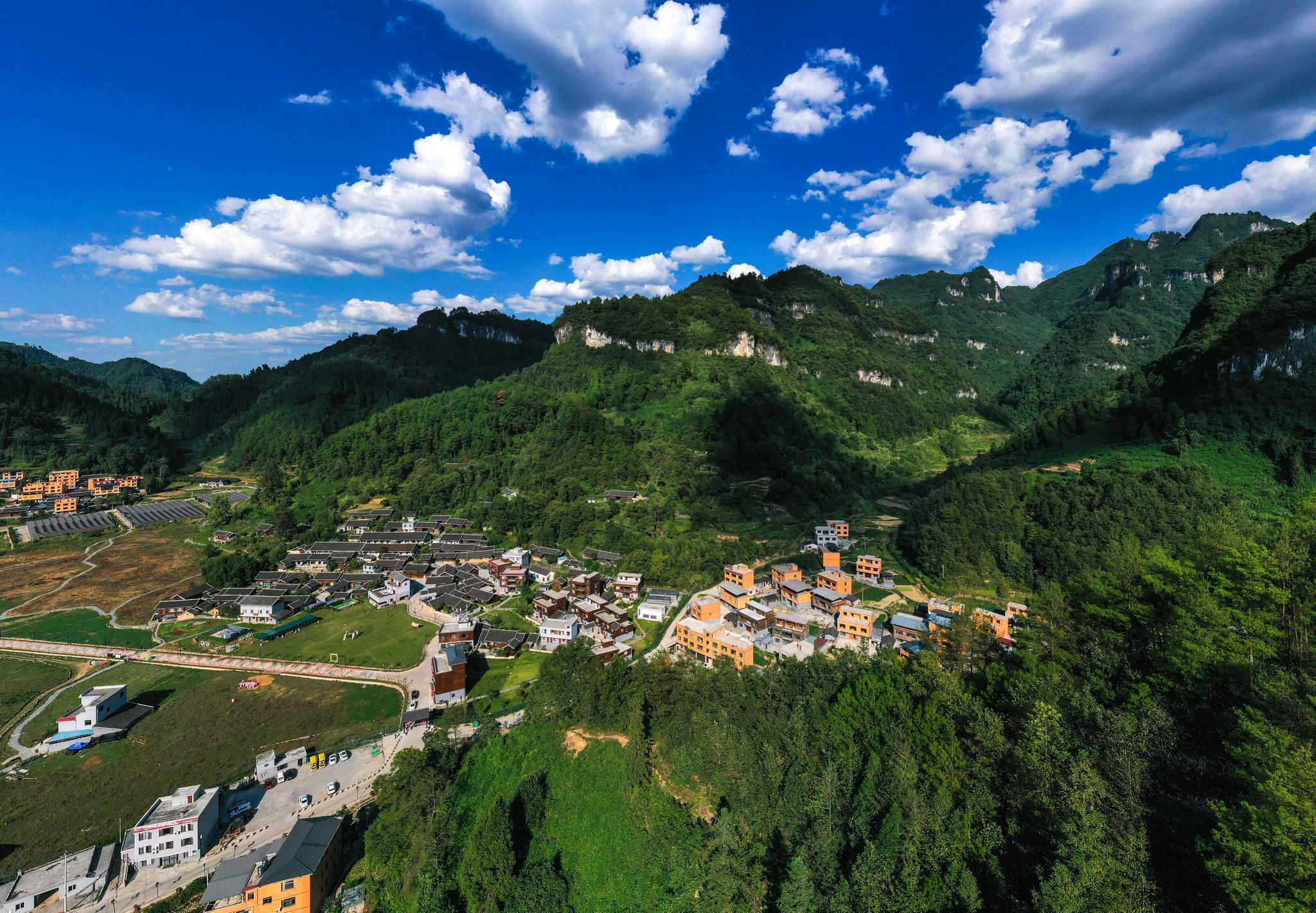 9月27日,游客在贵州省铜仁市梵净山景区旅游观光(无人机照片).