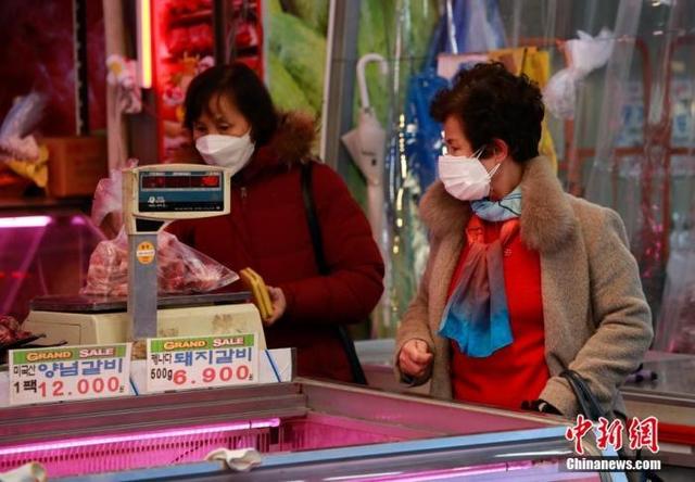 资料图:1月6日,首尔民众身着厚大衣买菜。 中新社记者 曾鼐 摄