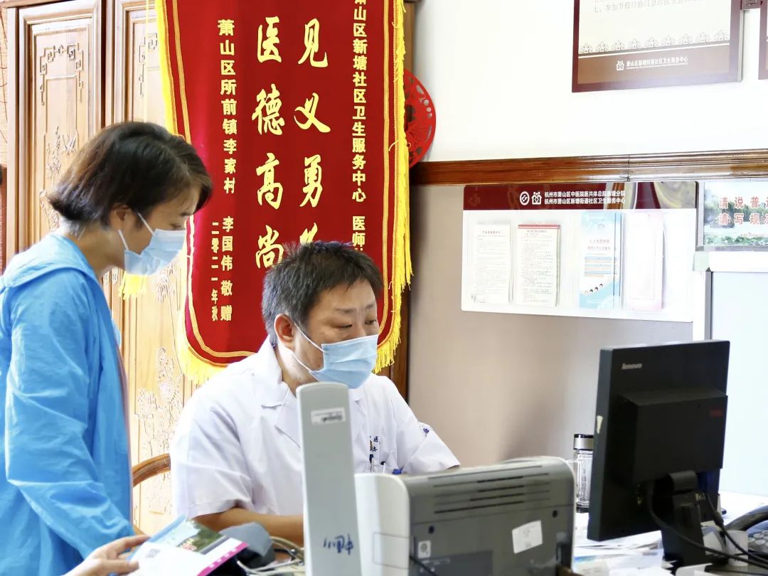 杭州地铁上一女子晕倒，丈夫怎么喊都没反应！他冲了上去：“别怕，我是医生……”休闲区蓝鸢梦想 - Www.slyday.coM