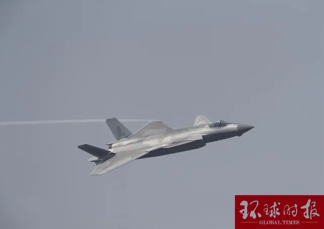 图为正在进行飞行表演的歼-20战机.(摄影:ak630)