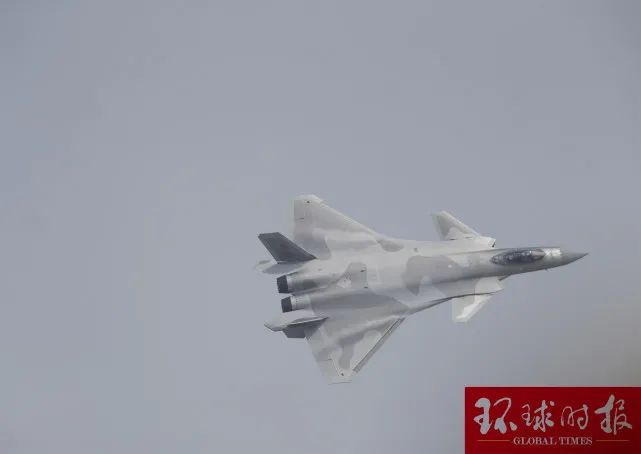 图为正在进行飞行表演的歼-20战机.(摄影:ak630)