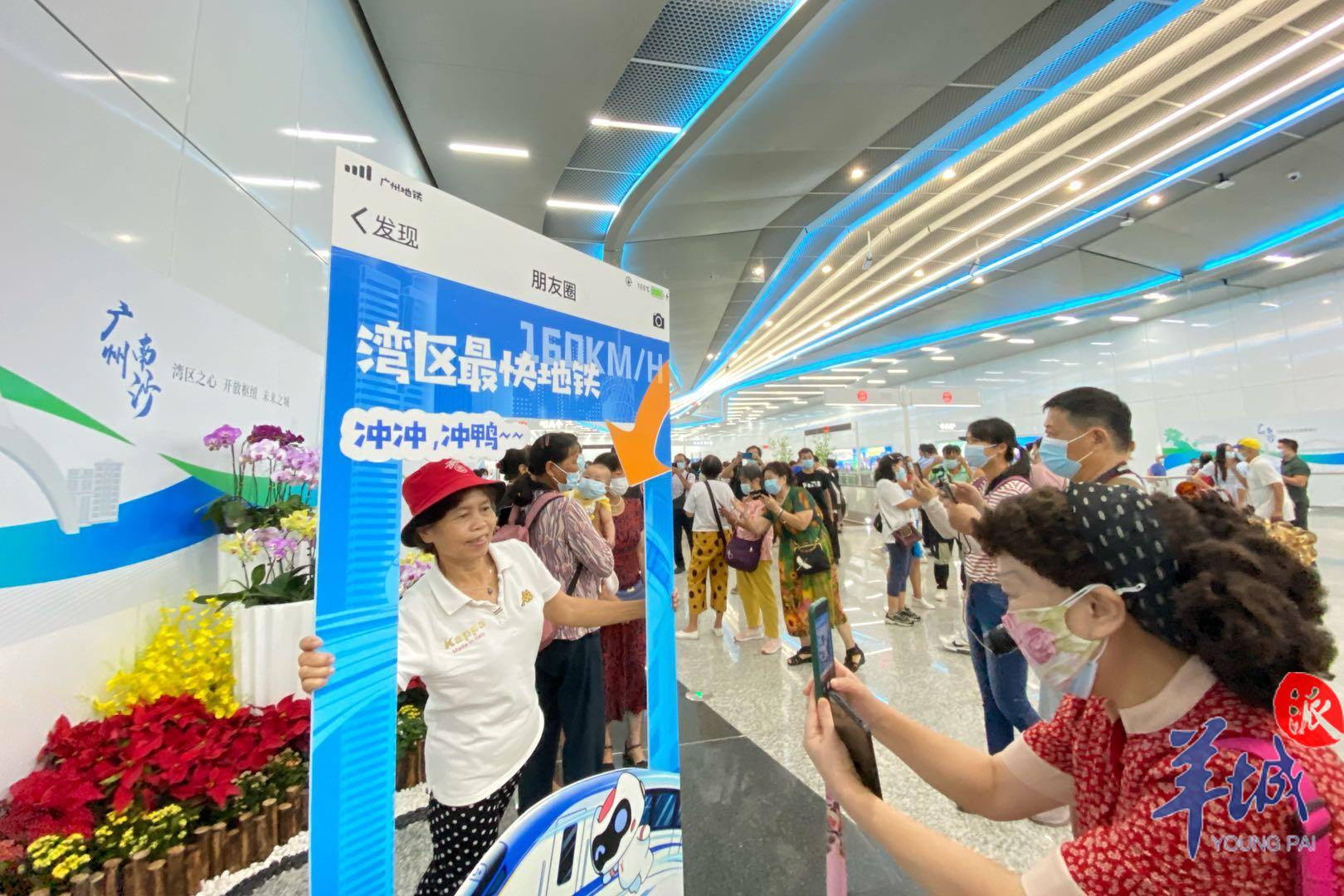 广州地铁十八号线开通首日站内热闹似过年晚高峰抢三号线客流