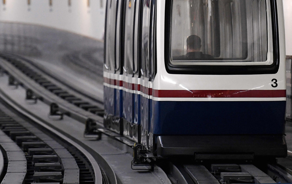 当地时间2021年9月27日报道,美国华盛顿特区,美国国会大厦的地铁列车.