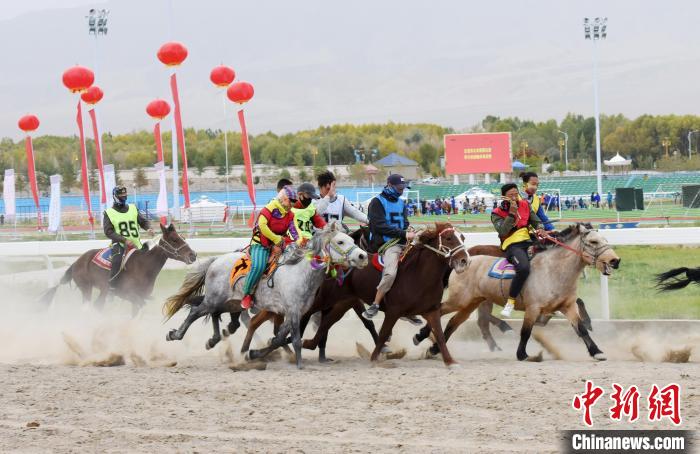 图为那达慕大会上的赛马比赛。　昝海琳 摄