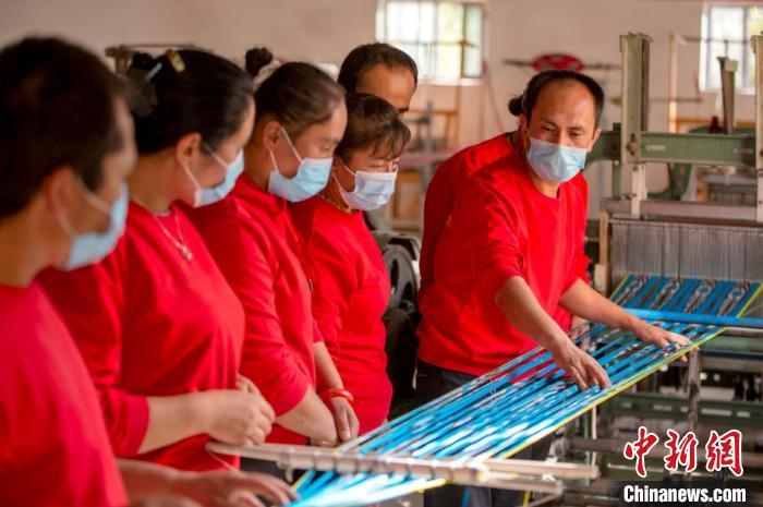 新疆洛浦县艾德莱斯绸产业持续发展壮大，艾德莱斯绸文化丰富着人们的生活。买买提艾力·艾尼瓦尔 摄